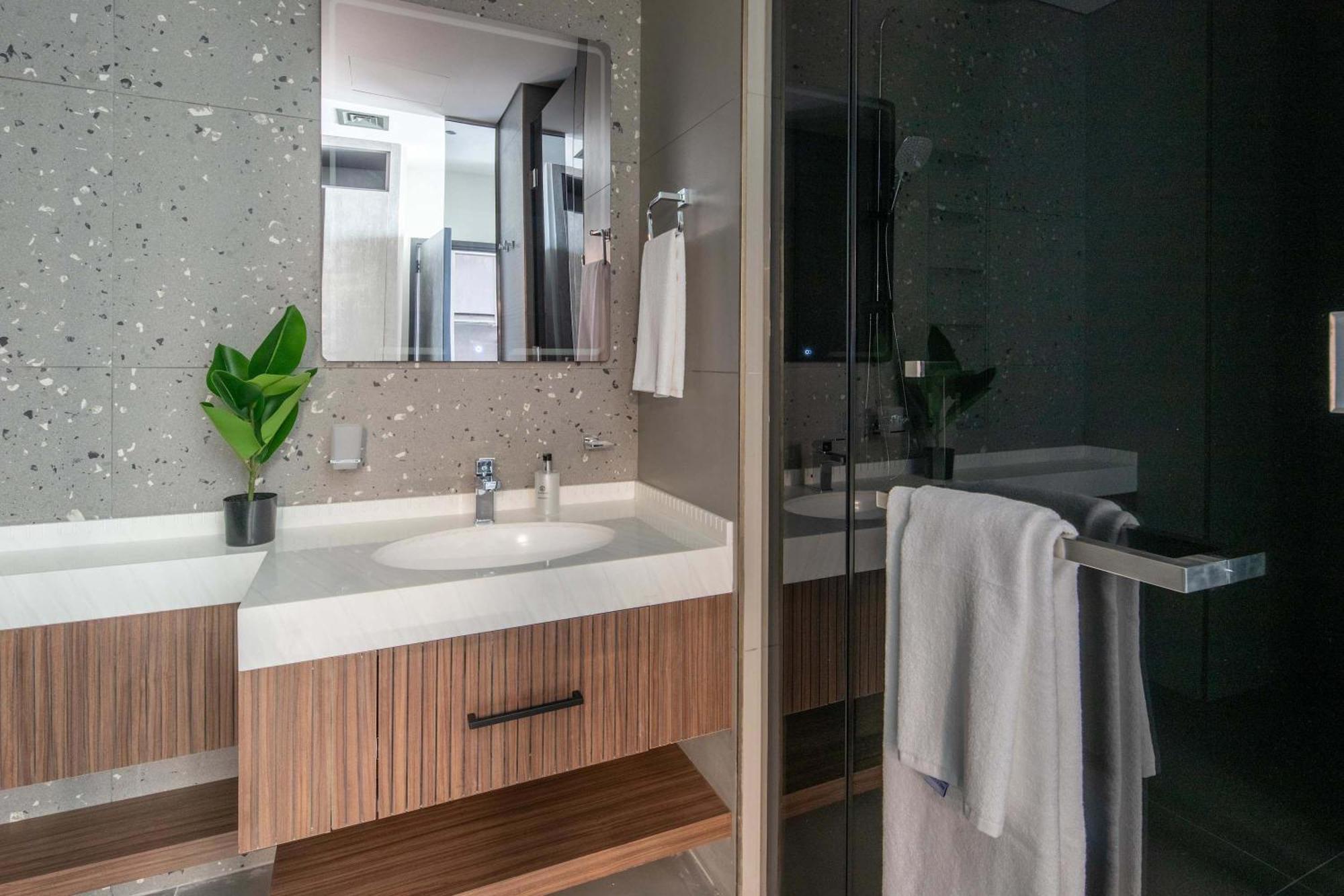 Frank Porter - Mbl Royal Apartment Dubai